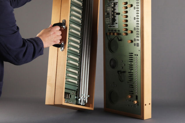 Um sintetizador portátil alojado em um estojo de madeira