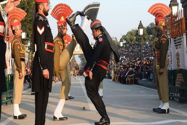 A elaborada cerimônia de fronteira indo-paquistanesa agora tem a atuação do povo