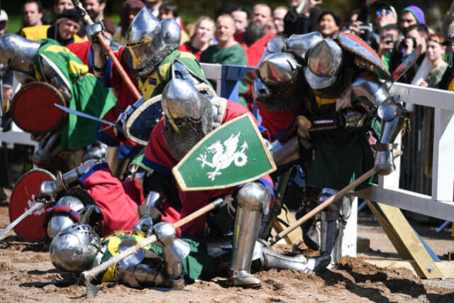 Como é realmente lutar com uma armadura medieval