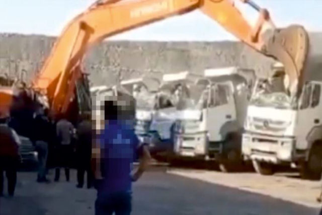 Turco furioso destrói vários caminhões com escavadeira por não receber seu salário