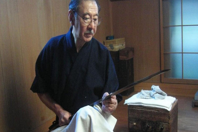 Um olhar hipnótico sobre como as espadas de samurai japonesas são feitas