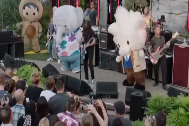 Foo Fighters compartilham um palco com personagens corporativos do Kawaii