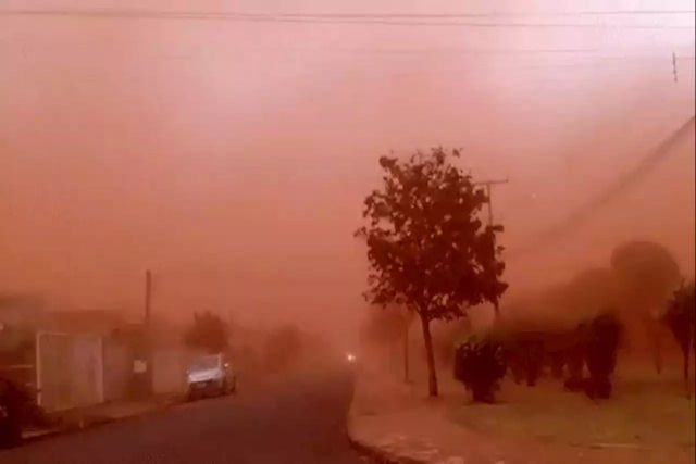 Os impressionantes vídeos da tempestade de vento e pó que cobriu o céu do interior de São Paulo<br />

