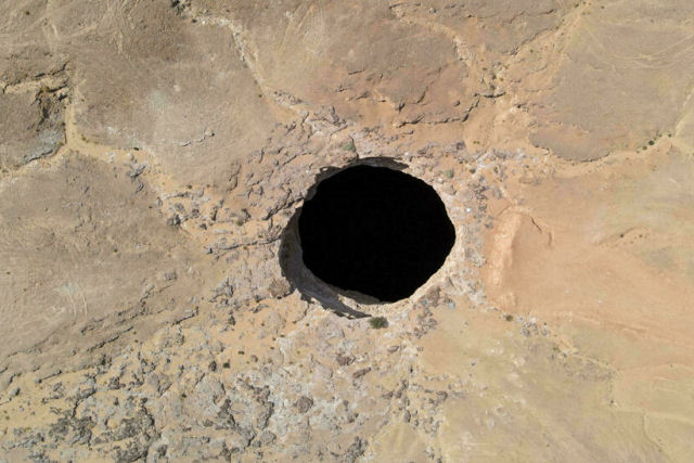 Descem pela primeira vez até o fundo do misterioso poço do inferno no Iêmen