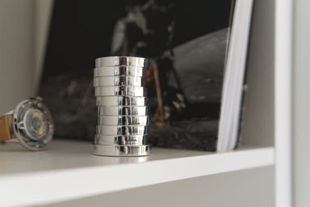 Brinquedo de mesa calmante, feito de alumínio polido, dá a ilusão de movimento fluído quando girado