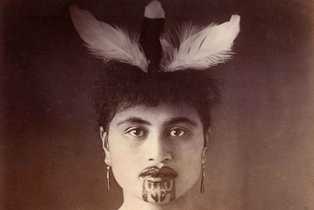 Antigas fotos de Maoris antes das tatuagens tā moko serem proibidas pelos britânicos