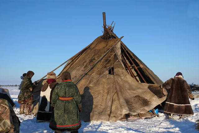A cada poucos dias, povo nômade deve remontar sua tenda no inverno ártico da Sibéria