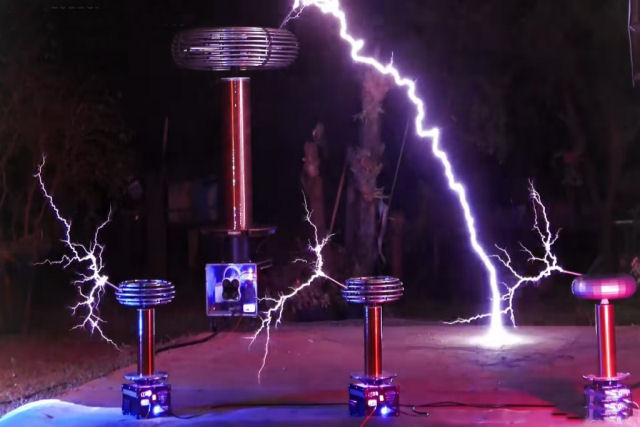 Quarteto de bobinas de Tesla executa um cover energizante de 'One More Time',  de Daft Punk