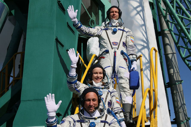 Atriz e diretor russos chegam à ISS para rodar cenas de um filme