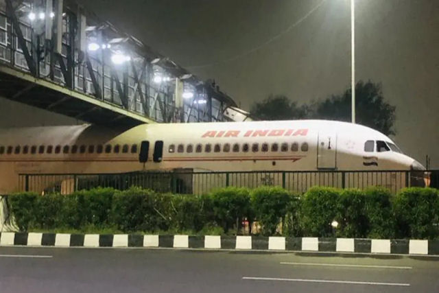 Avião de passageiros fica entalado em uma passarela na Índia