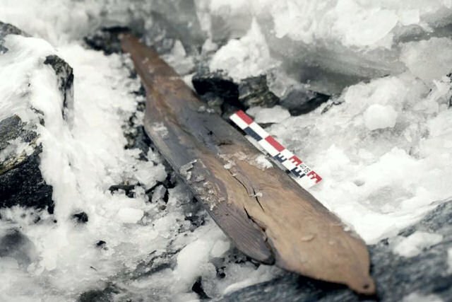 Arqueólogos encontram esquís de madeira de 1.300 anos perfeitamente conservados sob o gelo