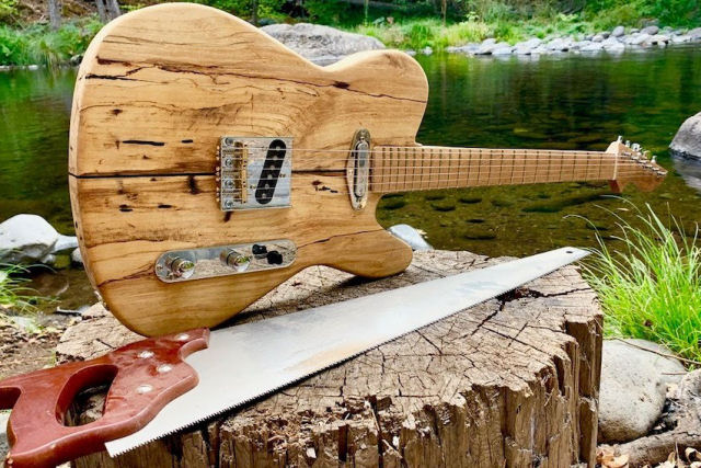 Luthier constrói guitarra com madeira e materiais coletados na floresta