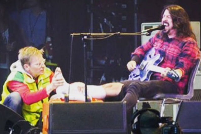 Dave Grohl cai do palco e quebra a perna, mas continuou o show com 'Under Pressure' do Queen