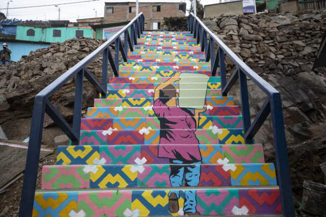 Escadarias coloridas parecem arcos-íris serpenteando os morros de Lima, no Peru