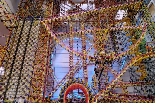 A máquina de bolinhas com mais de 115.000 peças no Museu do Trabalhador de Minnesota
