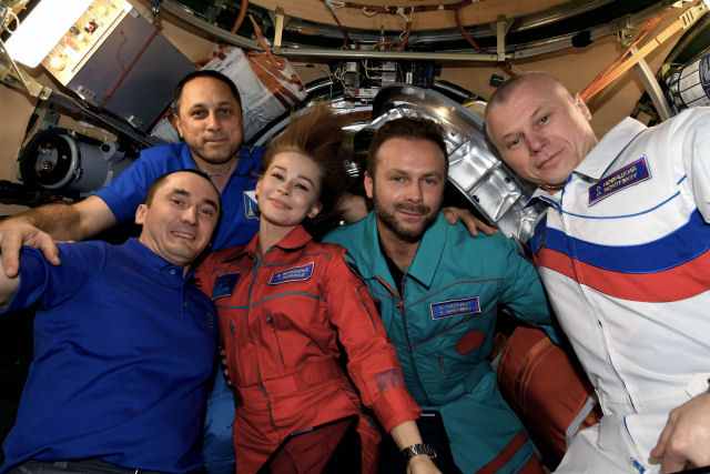 A atriz e diretor russos deixaram a ISS ontem