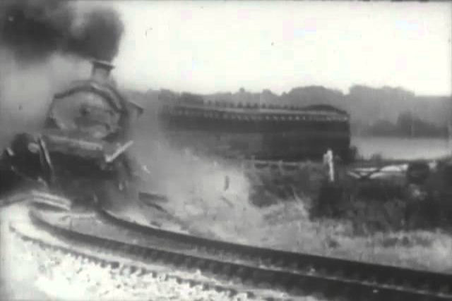 O acidente de trem mais espetacular da história do cinema