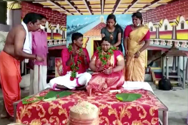 Casal chega a seu casamento em uma grande caldeirão, no meio das inundações indianas