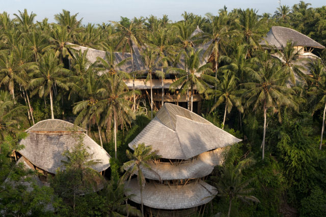 Telhados em espiral cobrem uma escola de vários andares feita inteiramente de bambu em Bali