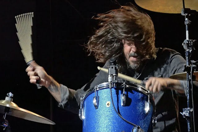 Dave Grohl arrasa tocando bateria junto com a gravação original de 'Smells Like Teen Spirit'