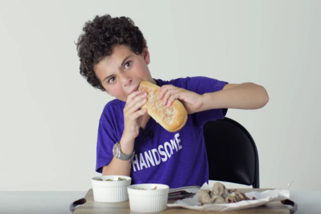 Crianças experimentam 100 anos de sanduíches de 1900 a 2000