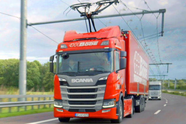 Caminhões em uma rodovia alemã podem se conectar a rede elétrica em esforço para reduzir as emissões