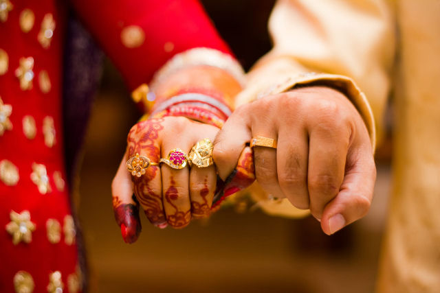 Indiano compreensivo ajuda esposa a se casar com seu amante