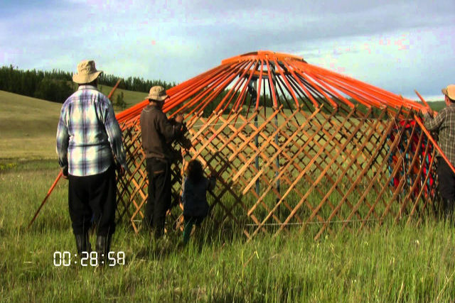 Veja como uma família mongol monta sua iurta em um vídeo time-lapse