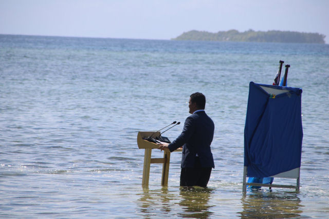 Ministro de Tuvalu fala sobre a realidade da mudança climática com água até os joelhos