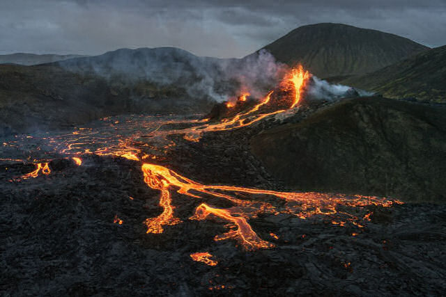 Vulcão islandês volta a cuspir lava efusivamente