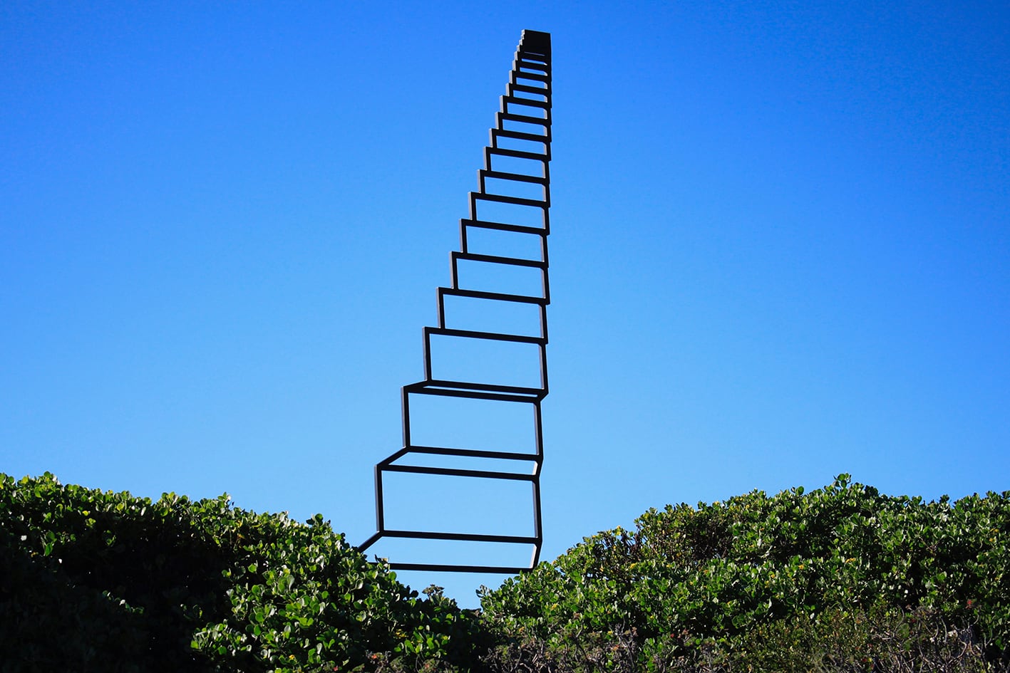 Artistas constroem uma ilusão de ótica 'Escadaria para o céu'