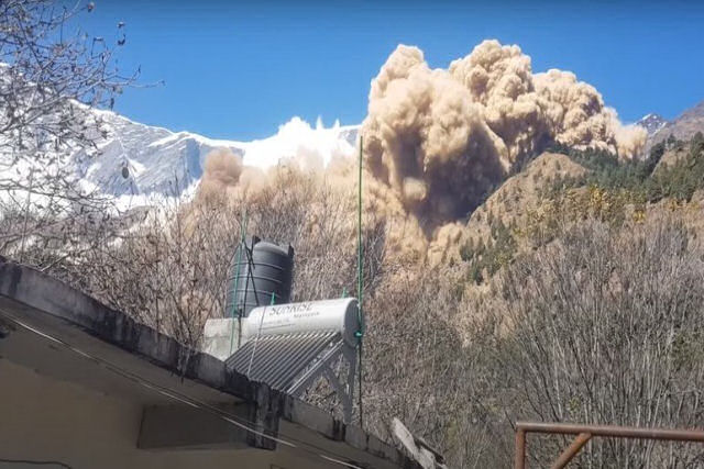 Enorme avalanche quase sepulta dois pequenos povoados no Nepal