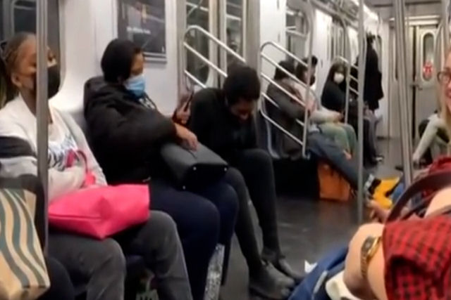 O comovente gesto de solidariedade de um rabino no metro de Nova York