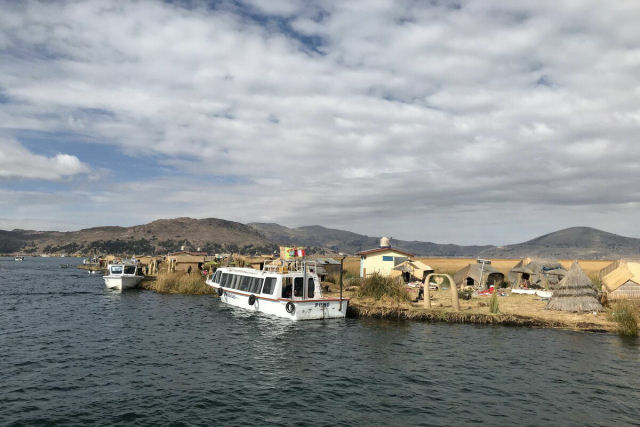 Como vive o povo Uros do Lago Titicaca, no Peru