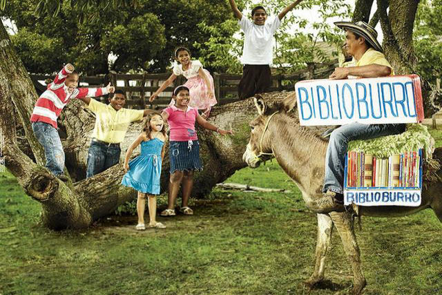 A história do professor colombiano que tinha um sonho, dois burros e alguns livros velhos
