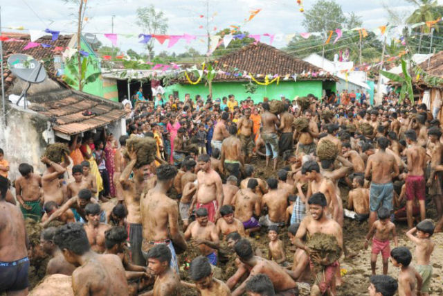 Festival Gorehabba: a guerra de estrume de vaca na Índia