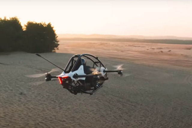 Aeronave elétrica estilo Star Wars mostra sua capacidade de voo em um bosque