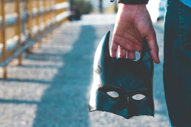 'Batman' mexicano caça ladrões, os amarra e maquia ao estilo do Coringa