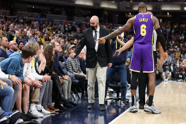 LeBron James faz com que expulsem dois espectadores durante uma partida da NBA