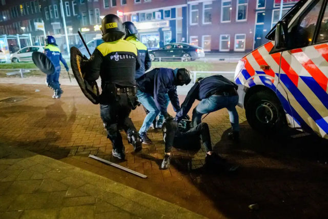 Como grupos antivacinas alimentaram a violência na Holanda
