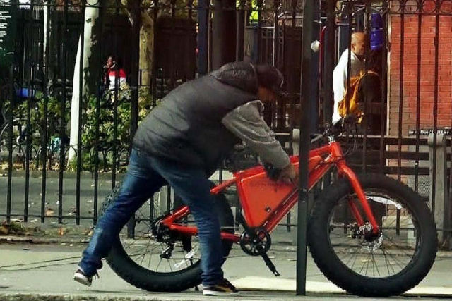 Bicicleta elétrica de 11 mil reais foi roubada 10 minutos após ser trancada