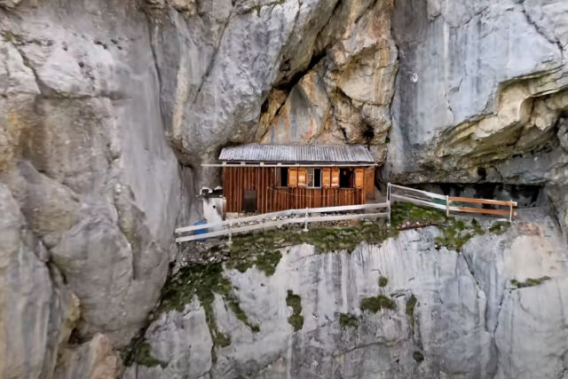 Youtuber escalaminha até a cabana mais isolada dos Alpes suíços