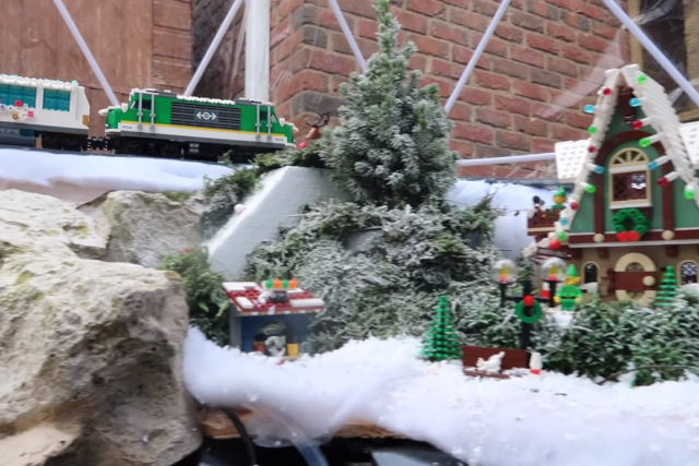 Youtuber constrói uma floresta nevada no quintal para um trem de LEGO