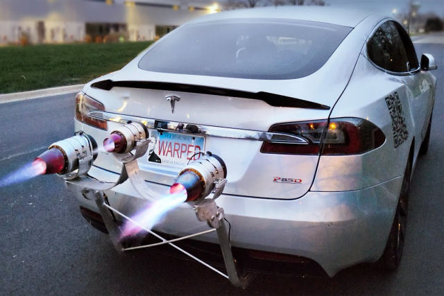 Youtuber acelera um Tesla equipado com três motores a propulsão