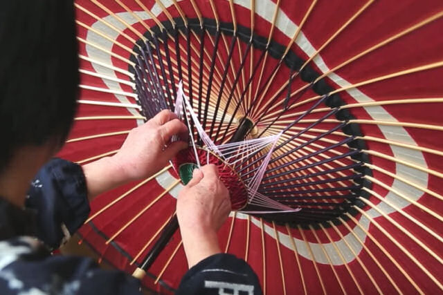Como as sombrinhas de papel oleado japonesas são feitas