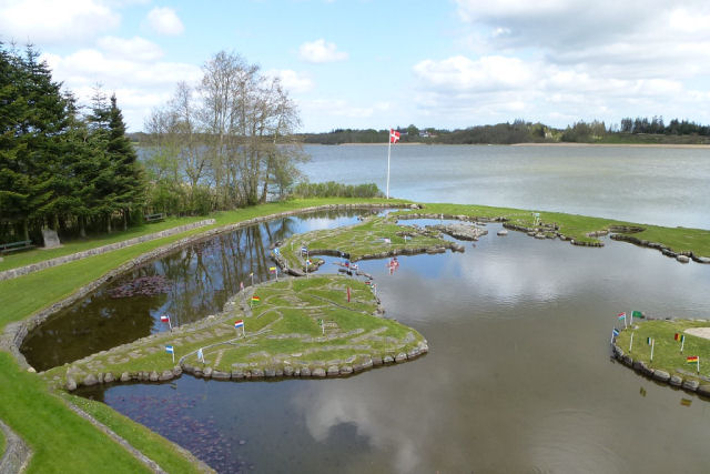 O mapa-múndi construído nas margens de um lago na Dinamarca