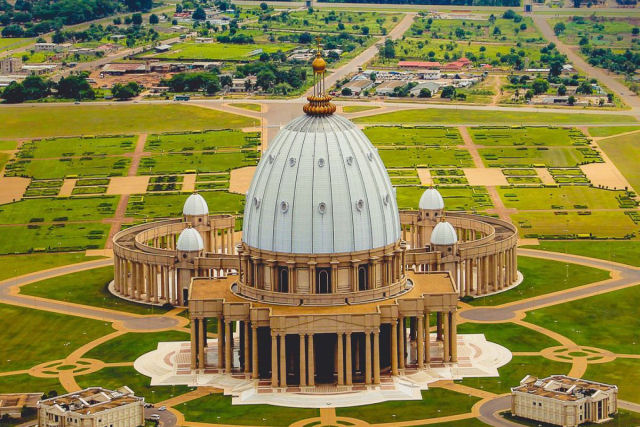 A maior igreja do mundo, cópia do Vaticano, fica na Costa do Marfim