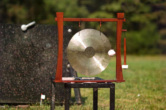 O que acontece a um gongo atingido por uma bola de beisebol à velocidade do som