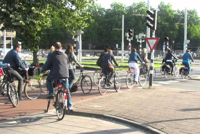 Hora do rush de bicicletas em Utrecht, a quarta maior cidade da Holanda
