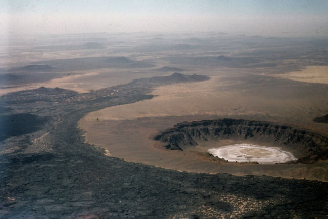 A espetacular cratera cheia de vegetação no meio do deserto, Al Wahbah